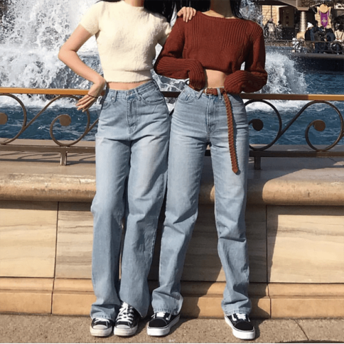 Женские классические прямые джинсы с высокой посадкой: актуально и стильно